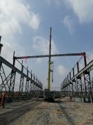公司“智能鋼構基地”安裝第一根屋面梁
